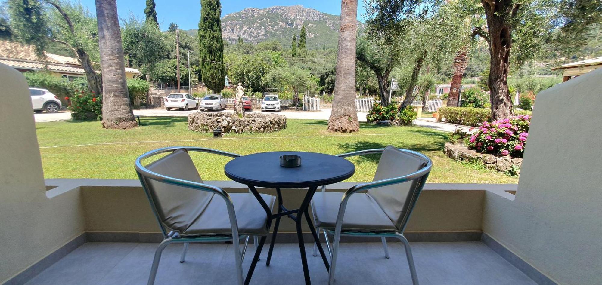 Aparthotel Phivos