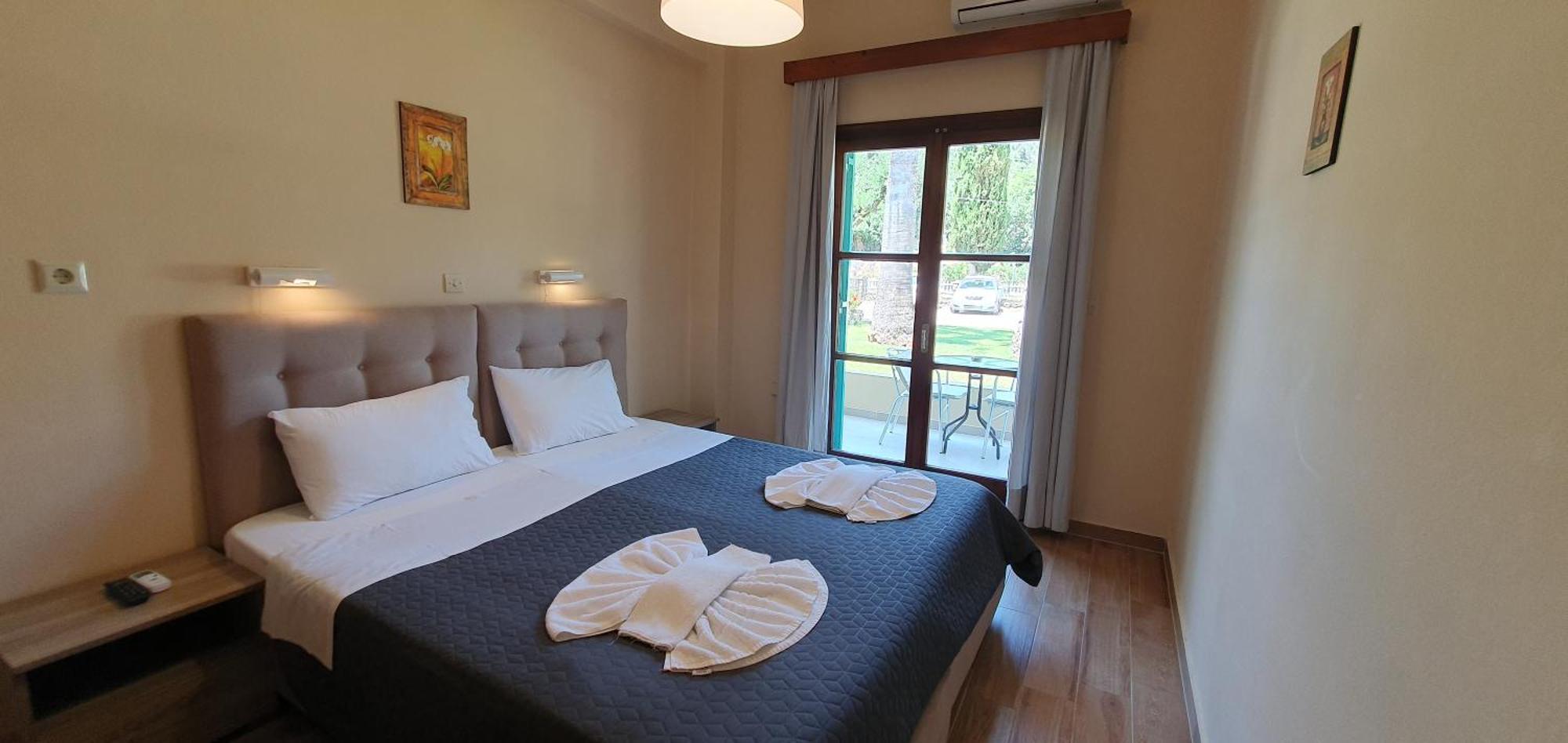 Aparthotel Phivos
